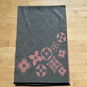 Very soft scarf with Louis Vuitton logo - 66 inches long / 24 wide.